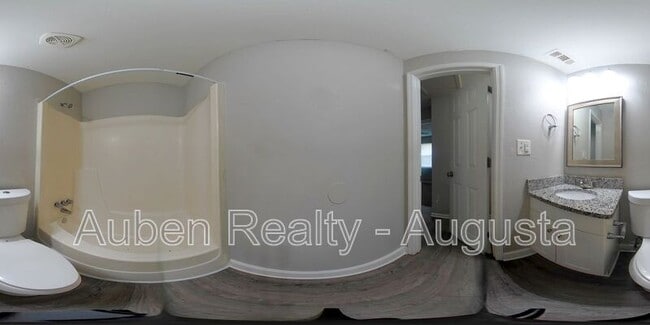 Building Photo - 2517 Kensington Dr E