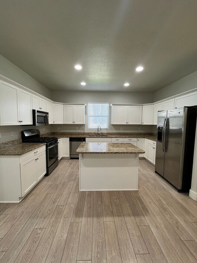 Building Photo - Spacious 3 Bed, 2.5 Bath Townhome in Pleasant Grove