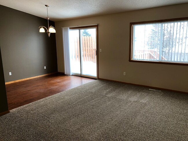 Building Photo - 3 Bed 2 Bath Twin Home