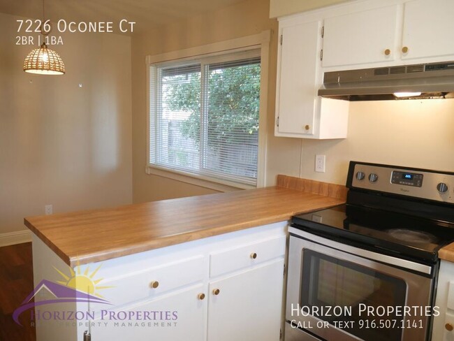 Building Photo - 2 Bed 1 Bath 827 Sq. Ft. Citrus Heights Du...