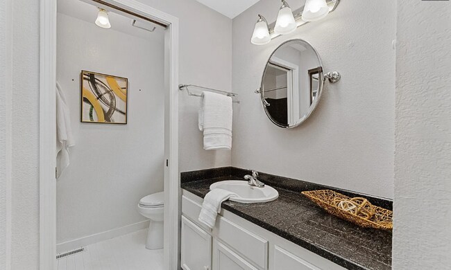 Building Photo - Kent East hill Condo townhome in Village at Single Creek - 3 bedroom 2.5 bath and 2 car garage. A...