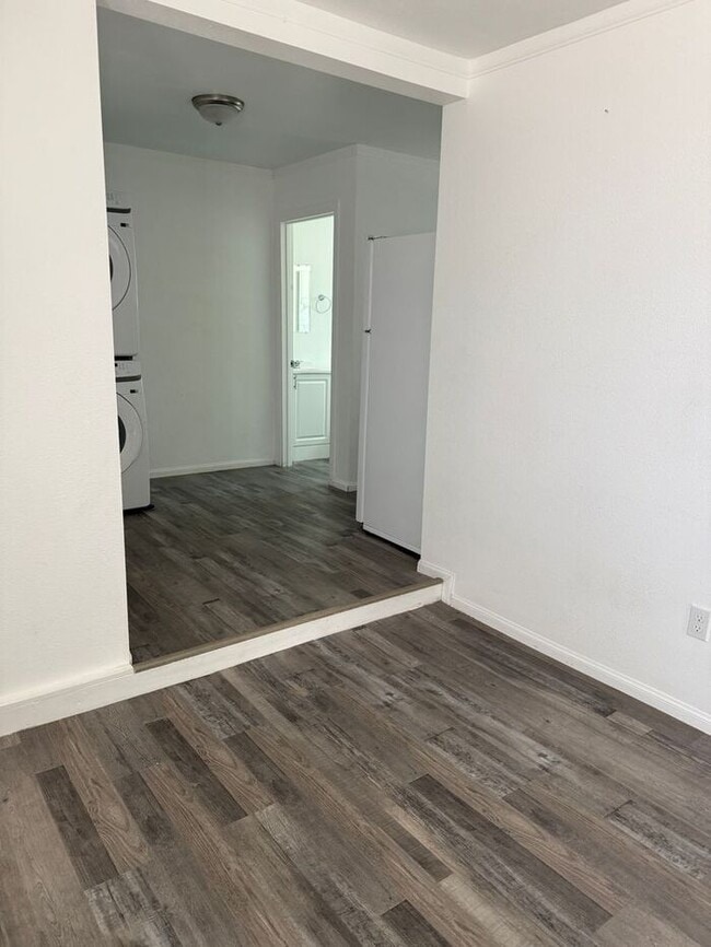 Building Photo - *** Please call us @ 661-266-1400 for info...