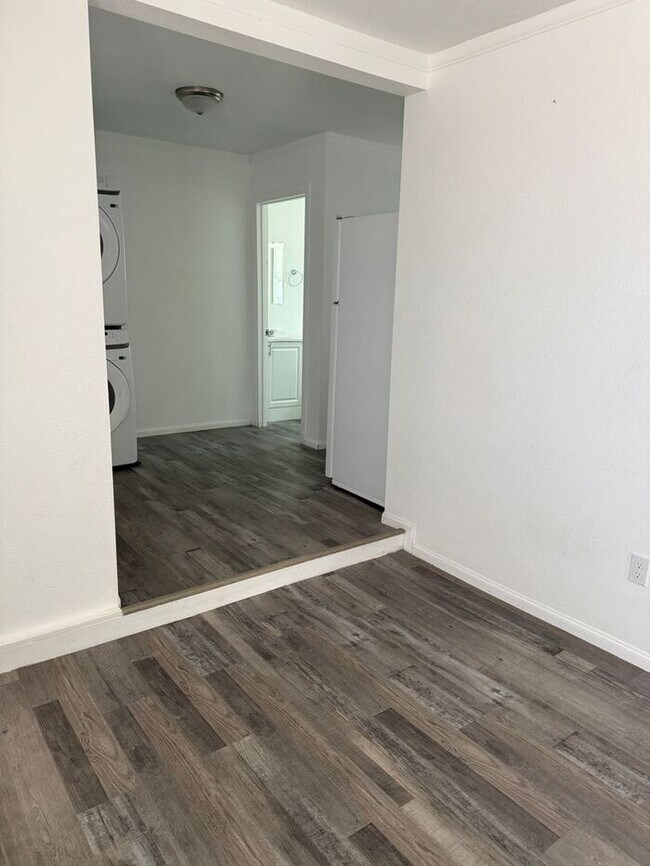 Building Photo - *** Please call us @ 661-266-1400 for information on availability, showings and applications proc...