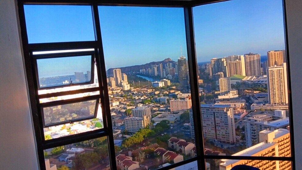 Building Photo - 930 Kaheka St