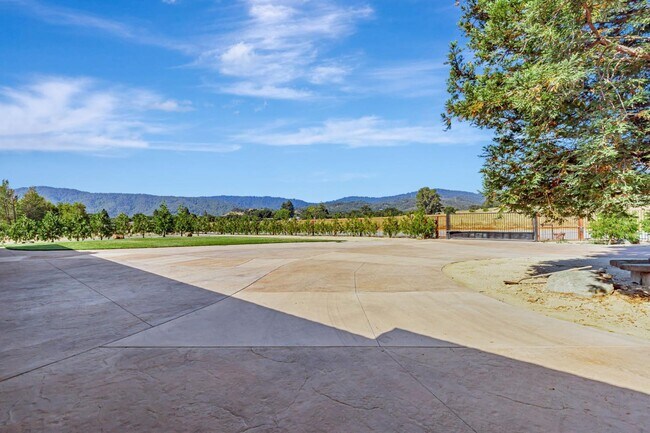 Building Photo - 9270 Linda Vista Ln