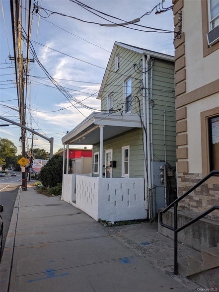 Building Photo - 90-92 W Railroad Avenue Unit