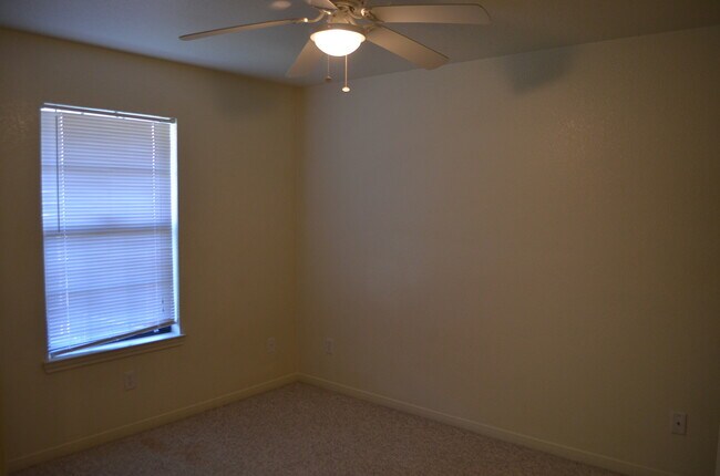Building Photo - 910 Crymes Ln