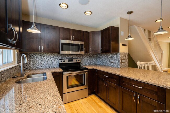 Building Photo - Beautiful Two Bedroom Two Bath Townhome in Indian Creek