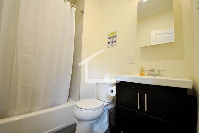 Building Photo - 10 Larose Pl
