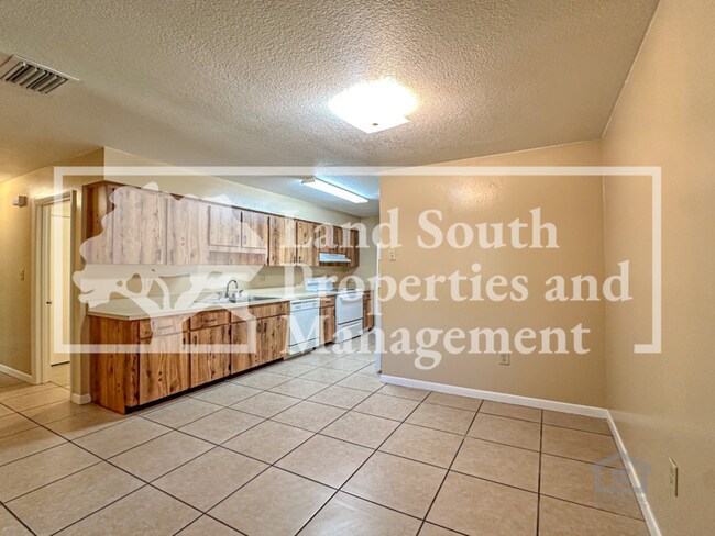 Building Photo - 2527 Crystal Lake Acres Dr