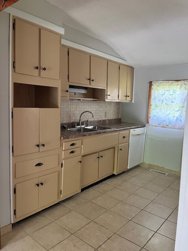 Building Photo - 3 bedroom, 1 bath Home: Located in Ellettsville! REDUCED PRICE!