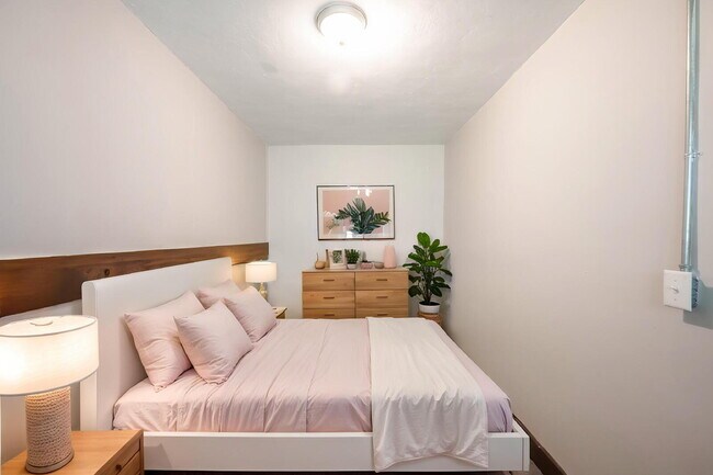 Building Photo - "Charming 3-Bed Duplex Retreat in Indianapolis – Spacious 1,318 Sq Ft with Modern Amenities!"
