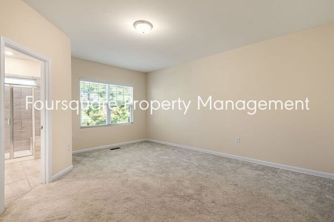 Building Photo - Townhome| Screened -In Back Porch |One Car...