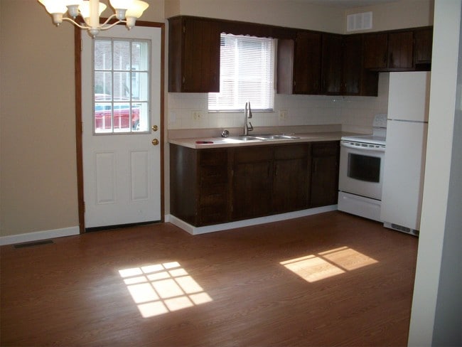 Building Photo - 479 Brentwood Dr
