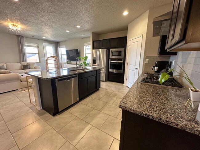 Building Photo - Beautiful Spacious Home!! Don't miss this ...
