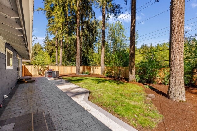 Building Photo - Newly remodeled Woodinville Rambler Beauty!!