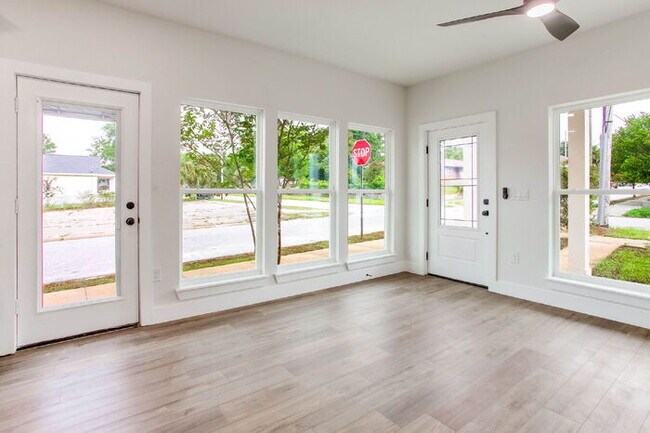 Building Photo - Brand new construction just minutes from downtown Pensacola and a quick trip to the beach. Ready ...