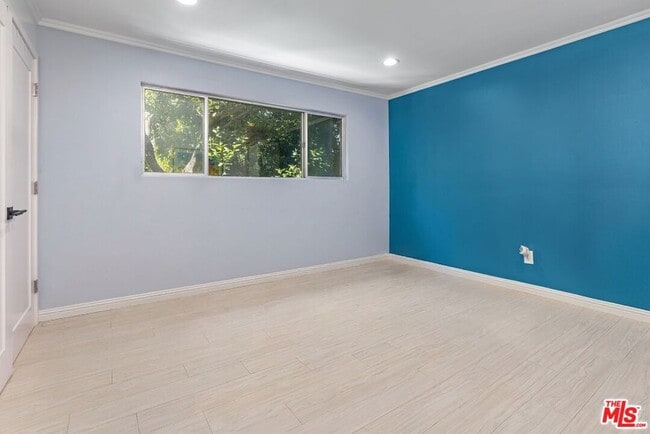 Building Photo - 12801 Moorpark St