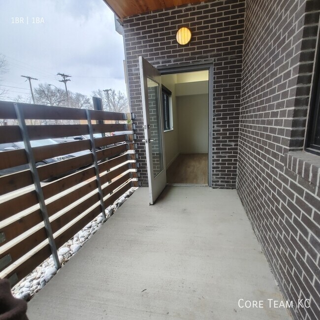 Building Photo - 662 E 63rd St