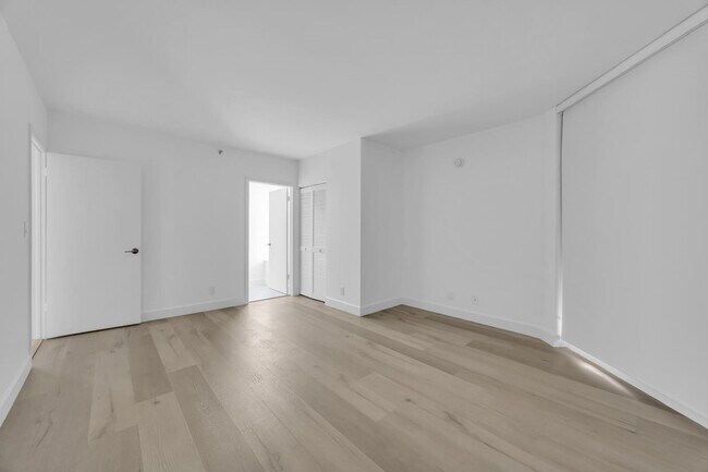 Building Photo - 529 S Flagler Dr