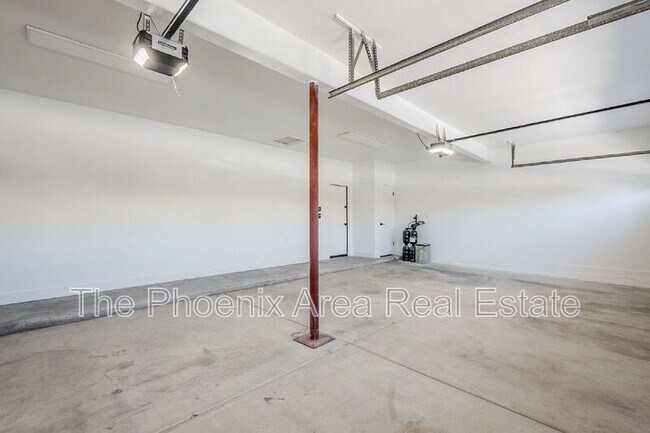 Building Photo - 1531 E Silverwood Dr