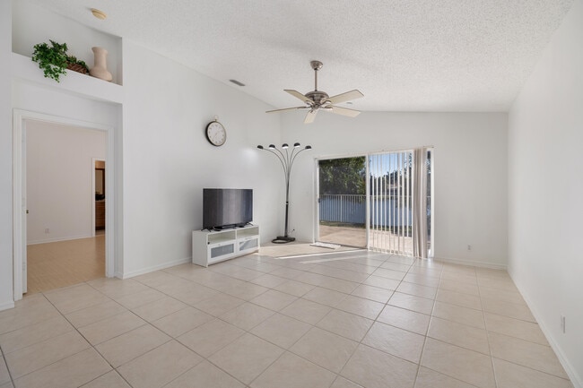 Building Photo - 3800 Woodfield Dr