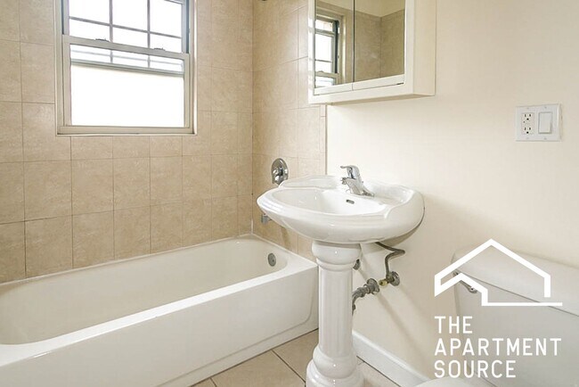 Building Photo - 1916 W Winona St