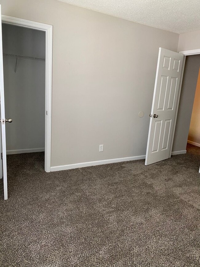 Building Photo - Great 2 bedroom townhome community located near downtown Dallas