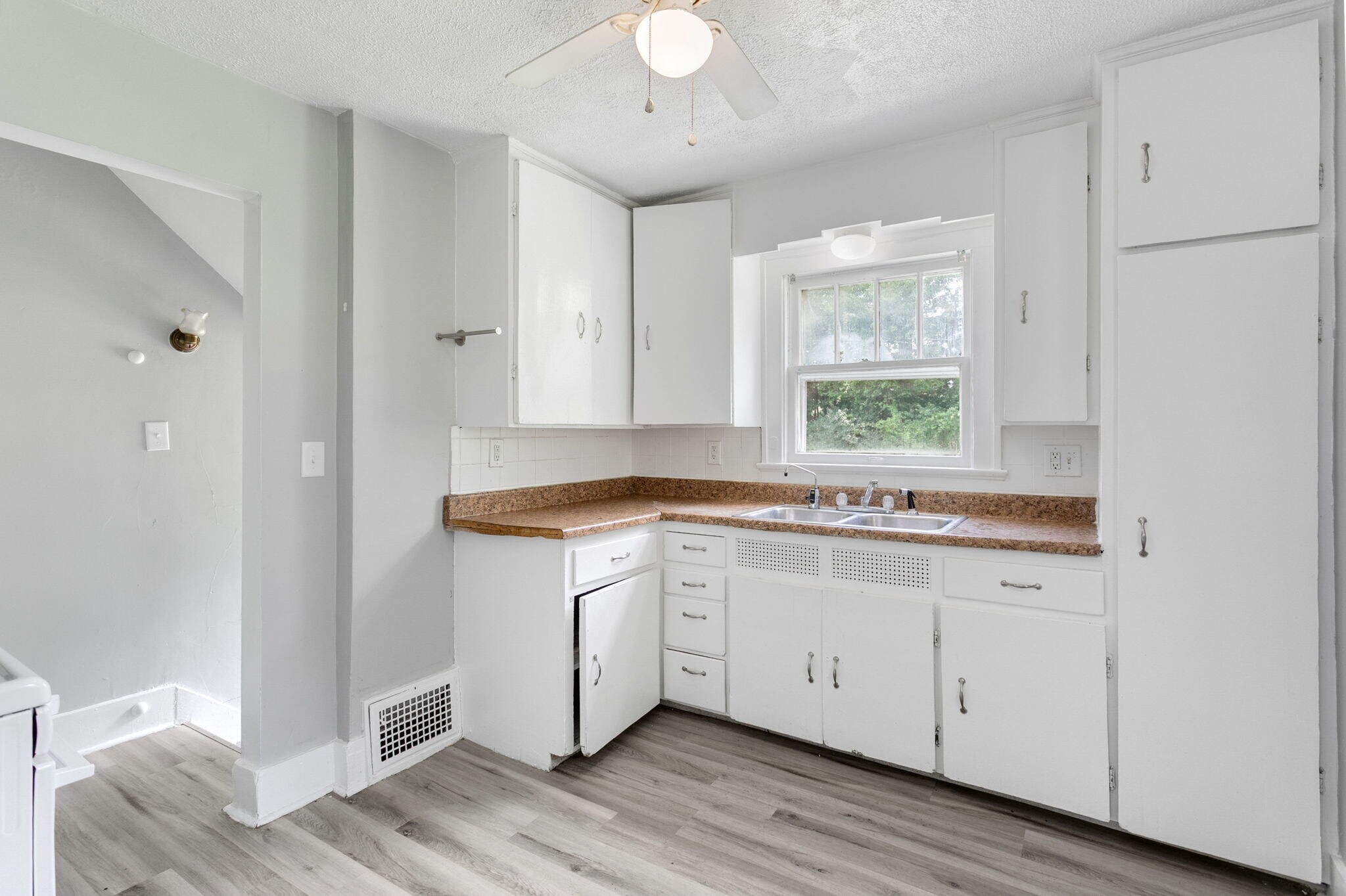 Building Photo - 833 E Dubail Ave