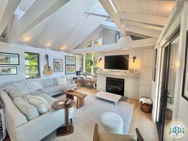 Building Photo - Tranquil & Sun Drenched 3BR|3BR in Heart o...