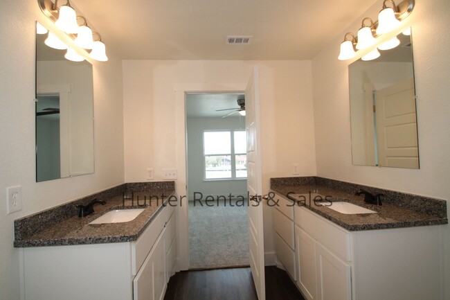 Building Photo - Upscale Three-bedroom Townhome!