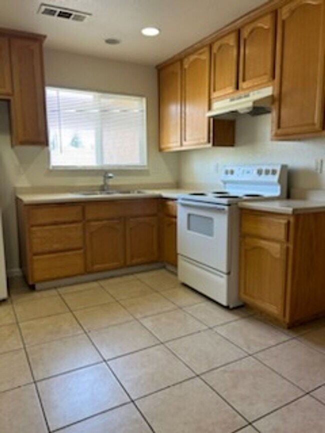 Building Photo - *Nice 3 BEDROOM House For $2100*