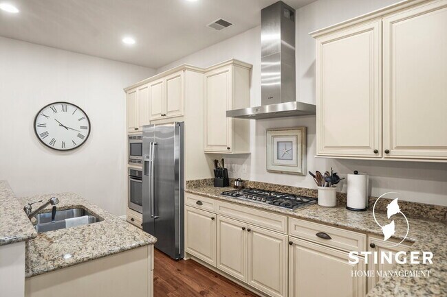 Building Photo - 700 Bay St