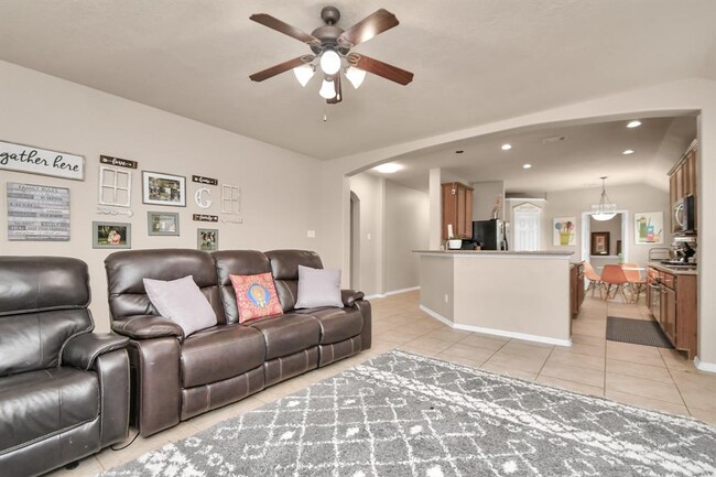 Building Photo - 2103 Breezeway Ln