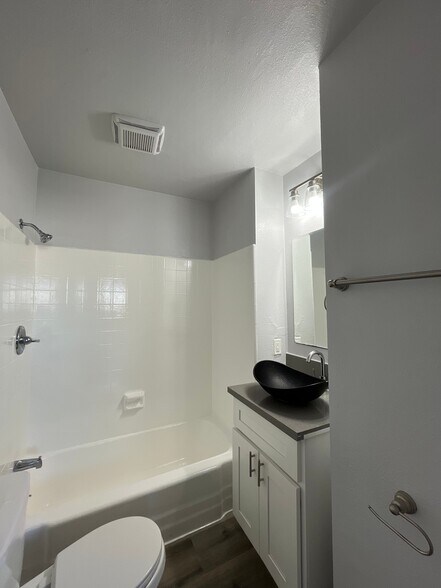 Building Photo - 1334 W 93rd St