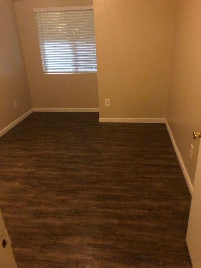 Building Photo - SW Bakersfield Condo. features 3 spacious bdrms 2.5 bath,