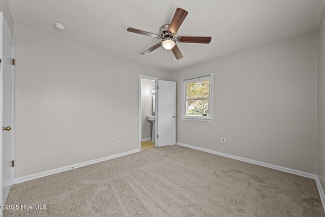 Building Photo - 2503 Country Club Rd