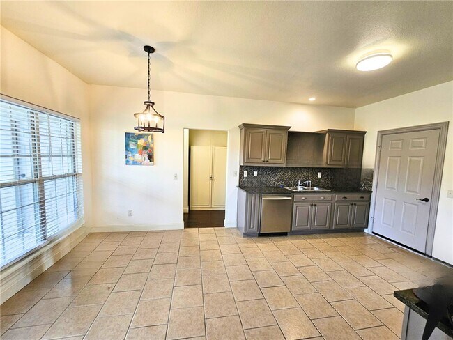 Building Photo - 1300 SW Willowbend Ave