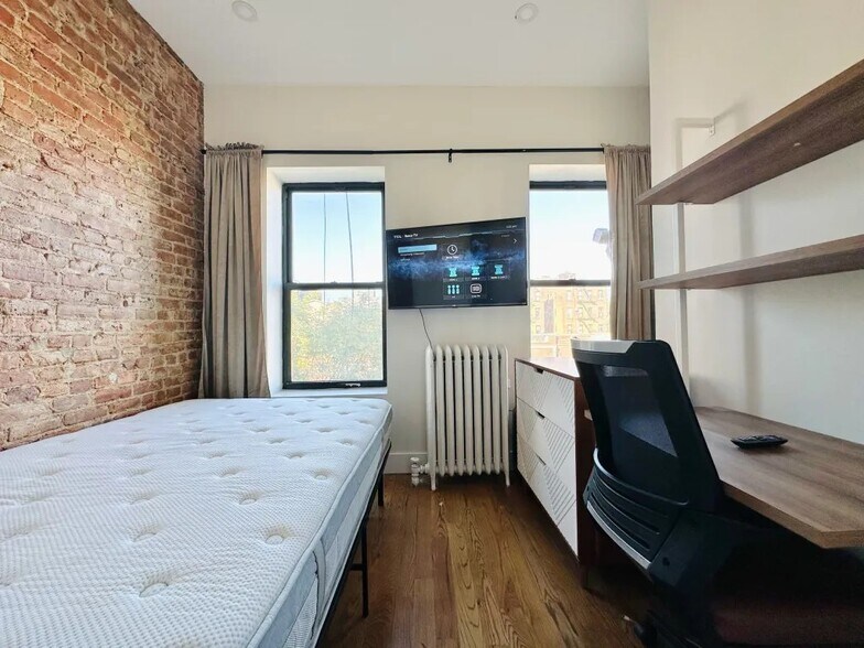 Building Photo - Furnished room/NOT APARTMENT