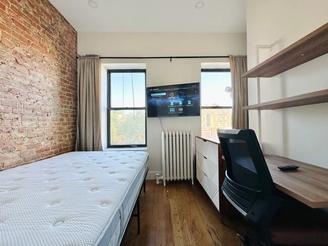 Building Photo - Furnished room/NOT APARTMENT