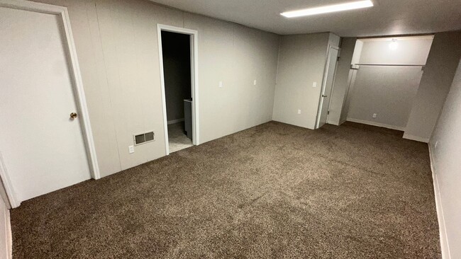 Building Photo - $1195 - 3 bed 2 bath - Apartment located i...