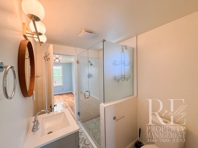 Building Photo - Charming 2-Bedroom Home with Renovated Bath, Hardwood Floors & Spacious Fenced Yard