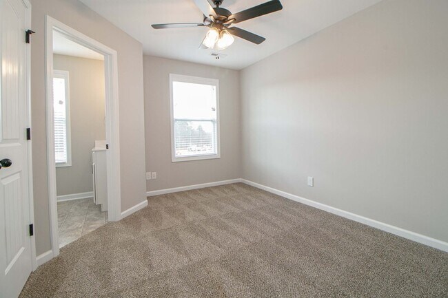 Building Photo - 1115-A4 Hillwood Dr