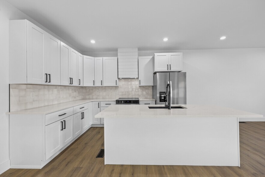 Building Photo - 214 E Morelia Ave