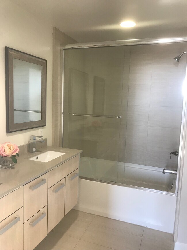 master tub/shower - 401 N Coast Hwy