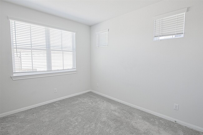 Building Photo - 10005 Brickhouse Dr