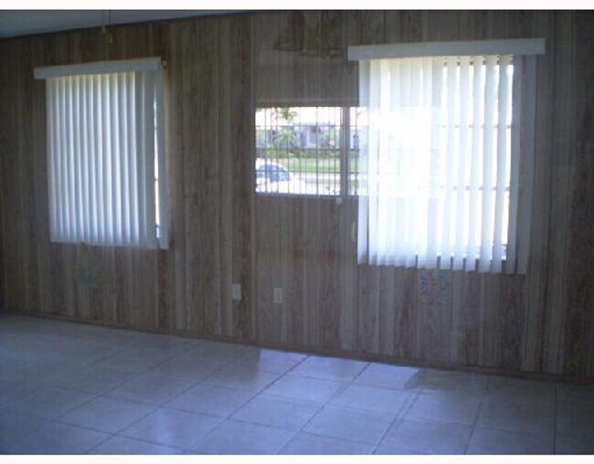 Building Photo - Affordable 3 bedroom 2 bath centrally located