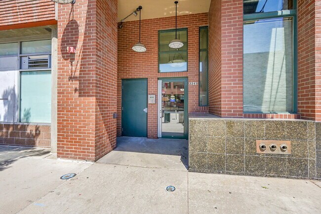 Building Photo - $2,350.00 - 1 Bed 1 Bath Condo with Centra...