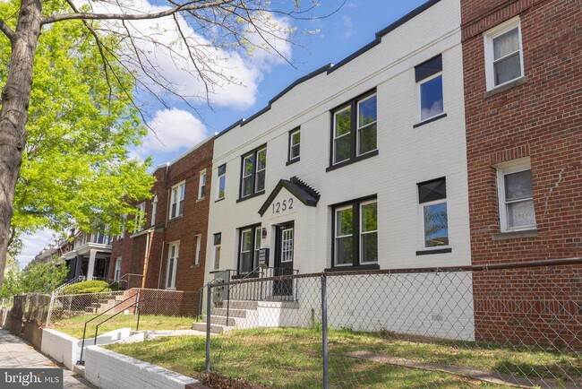 Primary Photo - 1252 Owen Pl NE