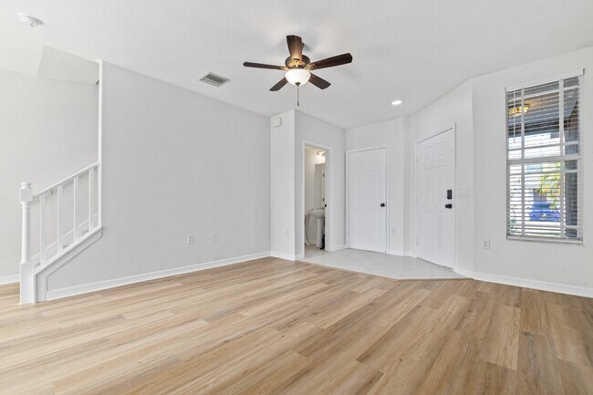 Building Photo - "Charming 3-Bed Townhouse with Granite Elegance in Ruskin - 1366 Sq Ft of Comfort!"